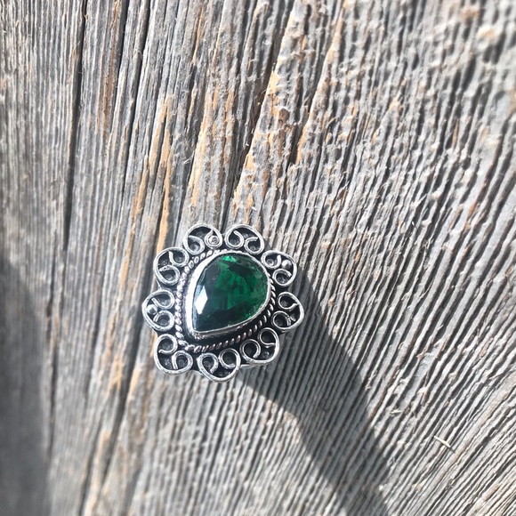 Silver plated emerald green quartz boho cocktail ring with filigree scrollwork - Picture 8 of 11